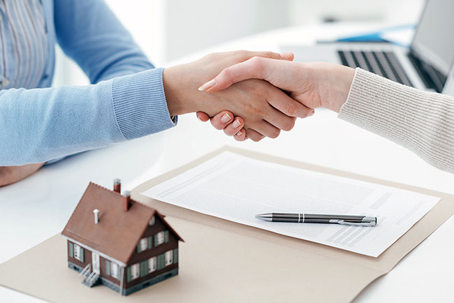 What is the difference between remortgage and refinance UK?
