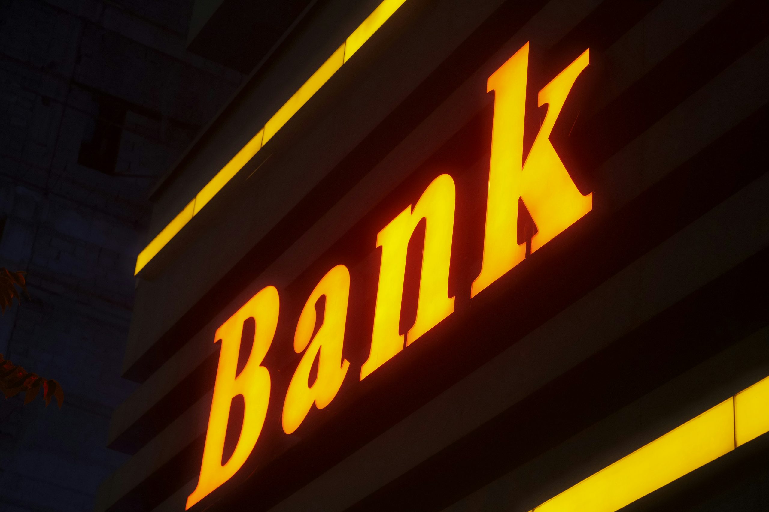 Mortgage Rates Fall as Barclays Cuts Deals