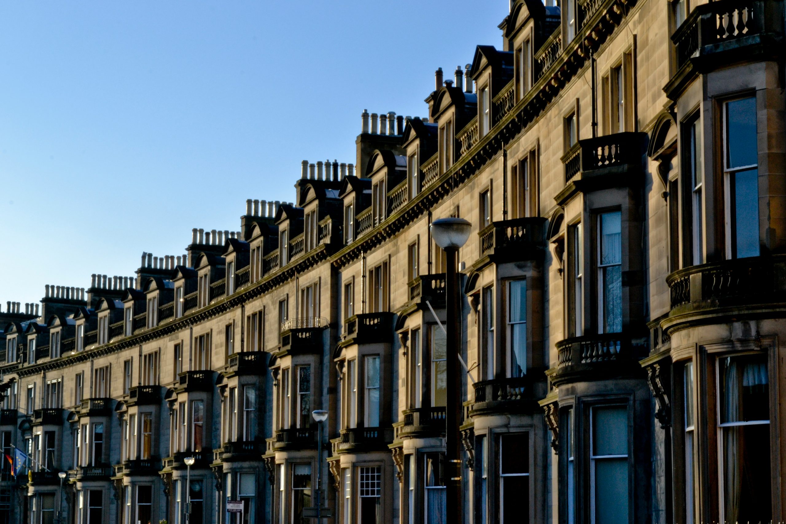 UK Rates May Drop as Prices Fall